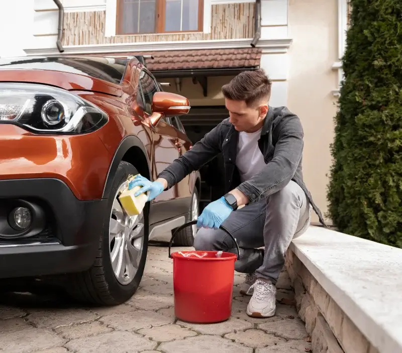 Lavage auto à domicile Montigné-lès-Rairies : professionnel intervenant sur un véhicule